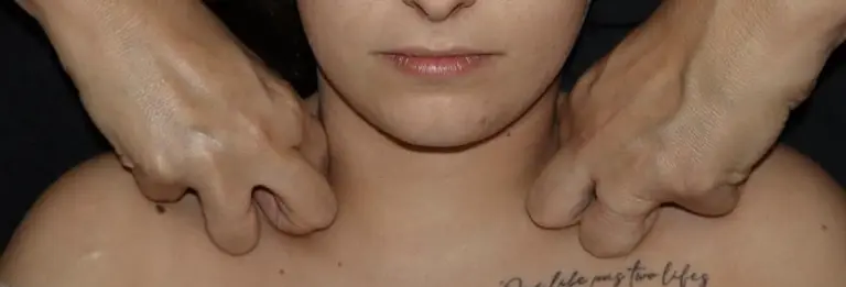 Praticienne réalisant un massage Kobido