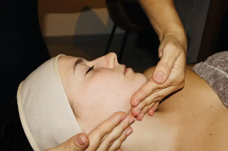Praticienne réalisant un massage Kobido