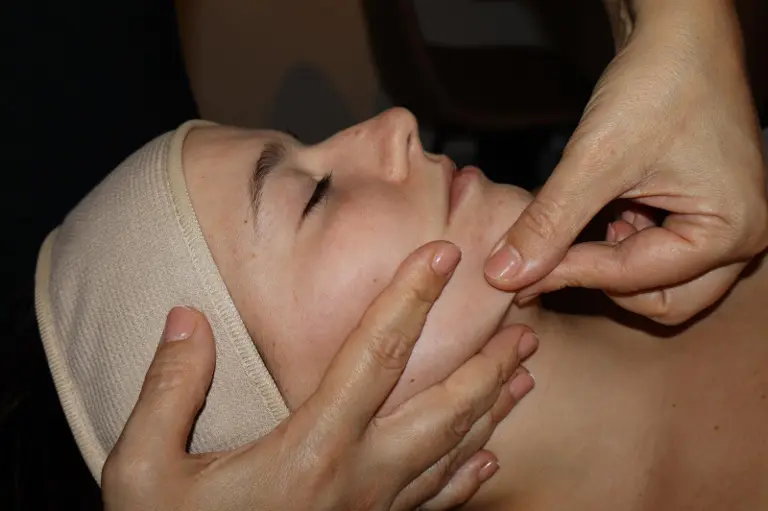 Praticienne réalisant un massage Kobido