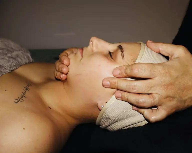 Praticienne réalisant un massage Kobido