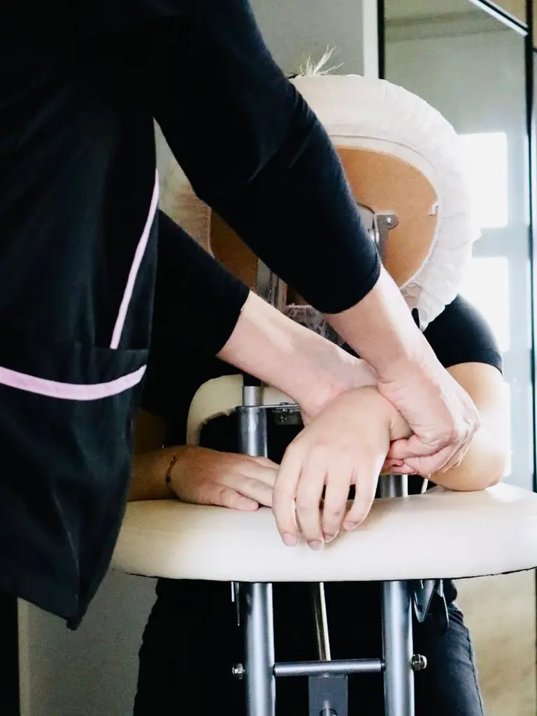 Massage Amma assis par la praticienne